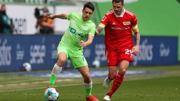 VfL-Wolfsburg-Spieler Josip Brekalo im Zweikampf mit einem Gegenspieler.