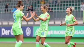 Die beiden VfL-Wolfsburg-Spielerinnen Dominique Janssen und Lena Goeßling laufen aufeinander zu und bejubeln den Treffer.