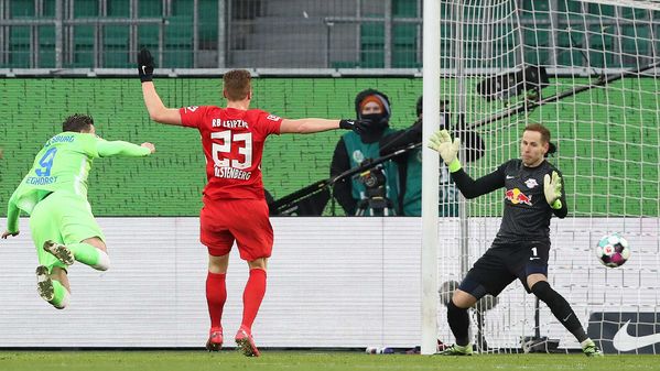 VfL-Wolfsburg-Spieler Wout Weghorst erzeilt ein Kopfballtor.