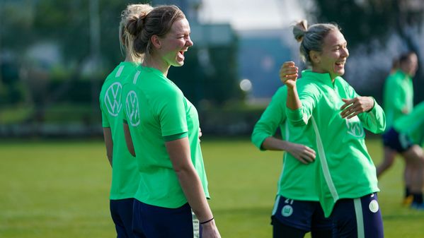 Alexandra Popp und Zsanett Jakabfi vom Frauen-Bundesligateam des VfL Wolfsburg vergnügt während einer Trainingseinheit.