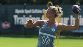 Die VfL Wolfsburg-Spielerin Alexandra Popp wirft einen Football.