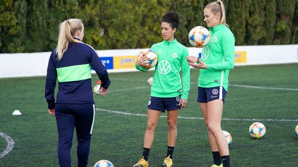 Im Trainingslager des Frauen-Bundesligateams des VfL Wolfsburg weist Assistenztrainerin Theresa Merk die Mittelfeldspielerinnen Claudia Neto und Fridolina Rolfö in neue Trainingsmethoden ein.