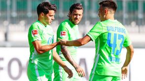Die Spieler des VfL Wolfsburg klatschen sich ab.