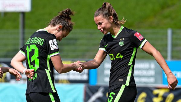 Die VfL-Wolfsburg-Spielerinnen Oberdorf und Rauch jubeln und schütteln sich die Hand.