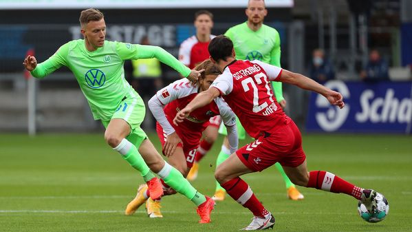 VfL-Wolfsburg-Spieler Yannick Gerhardt im Zweikampf mit einem Gegenspieler.
