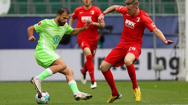 VfL-Wolfsburg-Spieler Admir Mehmedi im Zweikampf mit einem Gegenspieler.