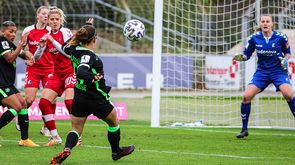 Anna Blässe schießt den Ball auf das Tor der Freiburgerinnen.
