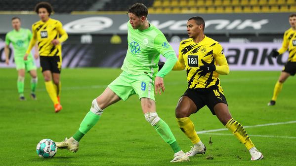Wout Weghorst im Duell um den Ball mit Manuel Akanji im Spiel des VfL Wolfsburg gegen Dortmund.