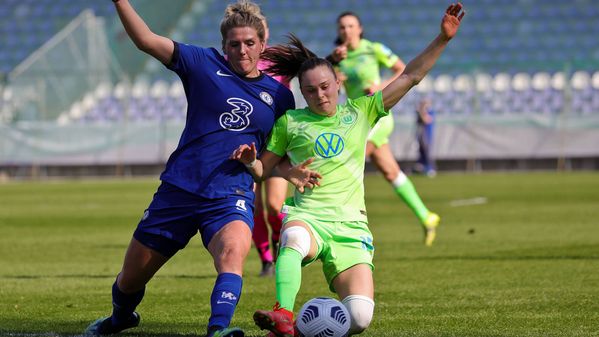 VfL Wolfsburg-Spielerin Ewa Pajor im Zweikampf um den Ball.