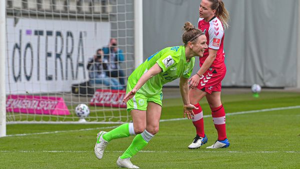 Die VfL-Spielerin Svenja Huth lacht und jubelt nach ihrem erzielten Tor. 