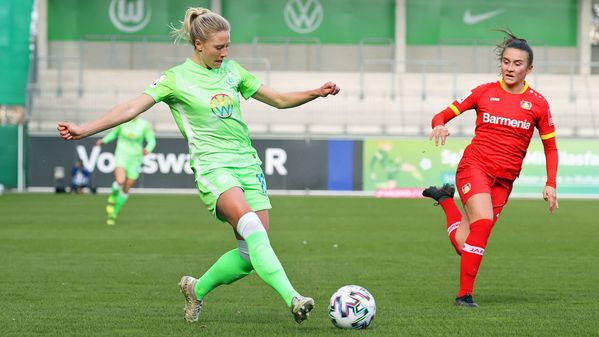 Die VfL Wolfsburg-Spielerin Rebeka Blomqvist am Ball.