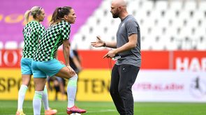 VfL-Wolfsburg-Trainer Stephan Lerch spricht vor dem Spiel mit Sara Gunnarsdottir.