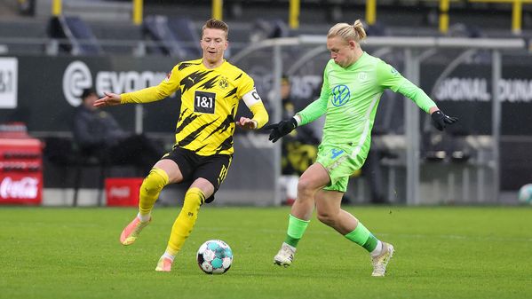 Xaver Schlager im Zweikampf um den Ball mit Marco Reus im Spiel des VfL Wolfsburg gegen Dortmund.