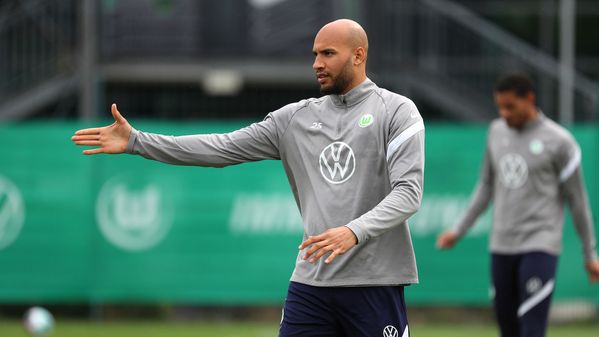 VfL Wolfsburg-Spieler John Brooks zeigt etwas an.