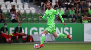 Der VfL-Wolfsburg-Spieler Maximilian Arnold läuft mit dem Ball am Fuß.