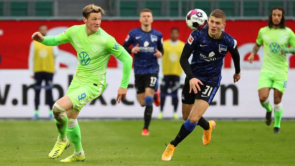 VfL-Wolfsburg-Spieler Wout Weghorst läuft hinter dem Ball her.
