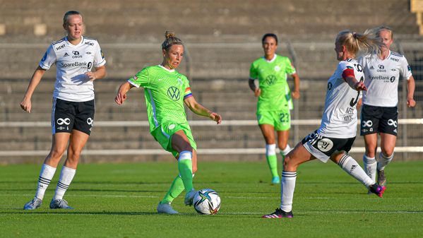 Die Wölfin des VfL Wolfsburg Svenja Huth hat den Ball am Fuß, während eine Rosenborgerin auf sie zuläuft.