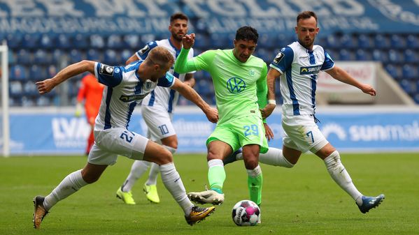 Der VfL Wolfsburg-Spieler Omar Marmoush im Zweikampf um den Ball.