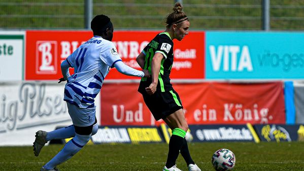 Die VfL-Wolfsburg-Spielerin Svenja Huth in einem Zweikampf.