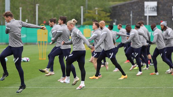 Die VfL Wolfsburg-Spieler machen sich beim Training warm.