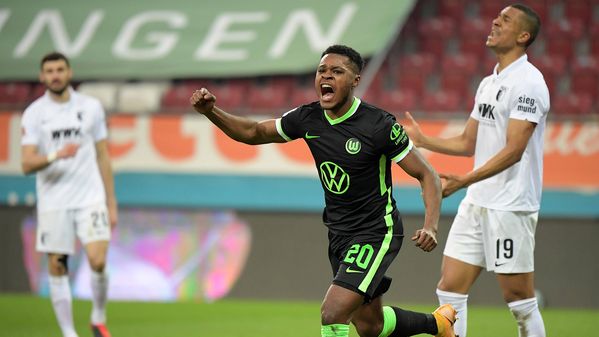 VfL-Wolfsburg-Spieler Ridle Baku jubelt über seinen Treffer.
