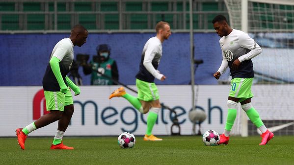 Die VfL-Wolfsburg-Spieler Jerome Roussillon, Ridle Baku und MAximilian Arnold laufen sich warm.