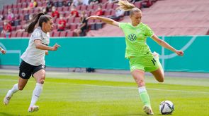 Die VfL Wolfsburg-Spielerin Fridolina Rolfö flankt den Ball.