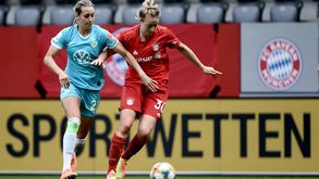 VfL Wolfsburg Spielerin Lena Goessling im Duell mit einer Gegenspielerin.