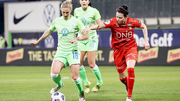 Rebecka Blomqvist vom VfL Wolfsburg führt den Ball.