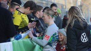 VfL-Wolfsburg-Torhüterin Hedvig Lindahl gibt nach dem Spiel Autogramme.