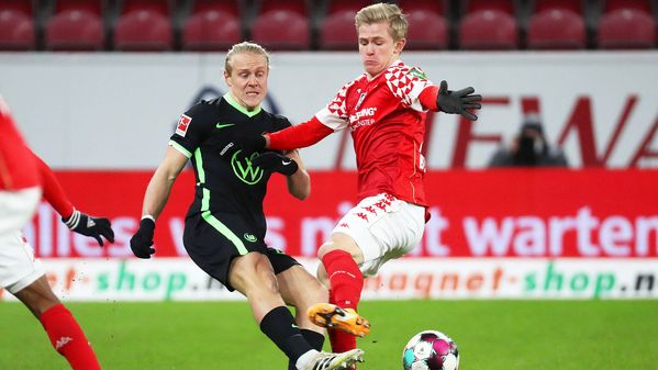 VfL Wolfsburg Spieler Xaver Schlager beim Duell um den Ball.