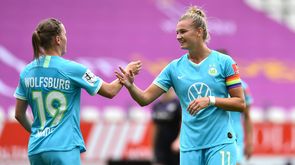 Die beiden VfL-Wolfsburg-Spielerinnen Kristina Minde und Alexandra Popp klatschen ein.
