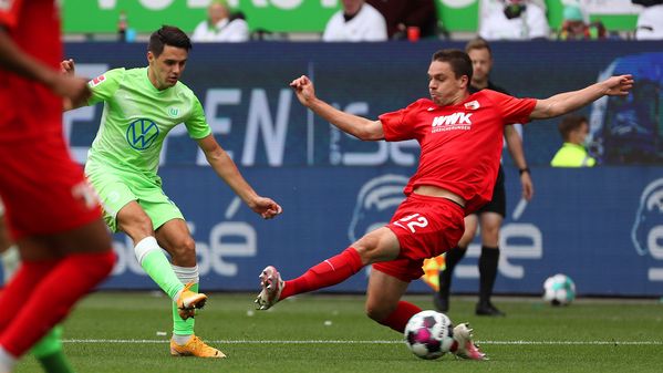 VfL-Wolfsburg-Spieler Josip Brekalo schießt den Ball auf Tor.