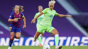 Die VfL Wolfsburg-Spielerin Pernille Harder schießt den Ball.