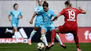 VfL Spielerin Svenja Huth dribbelt mit dem Ball am Fuß an einer Gegenspielerin vorbei.