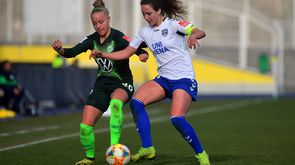 VfL-Wolfsburg-Spielerin Pia-Sophie Wolter im Zweikampf mit einer Gegenspielerin.
