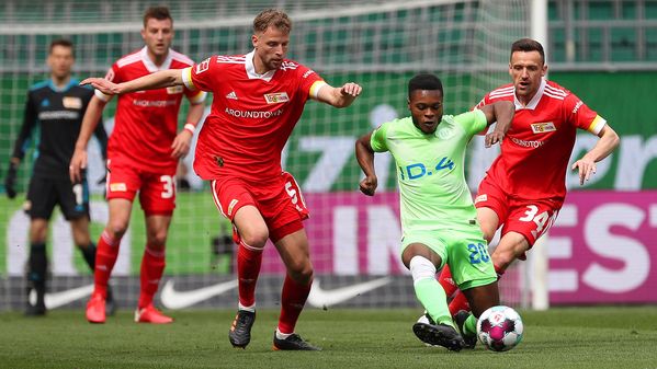 VfL-Wolfsburg-Spieler Ridle Baku erobert den Ball gegen zwei Union-Spieler.