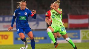 Pia-Sophie Wolter vom VfL Wolfsburg in einem Zweikampf.