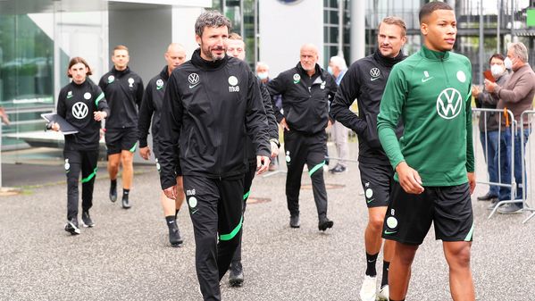 Der Cheftrainer des VfL Wolfsburg Mark van Bommel beim Trainingsauftakt.