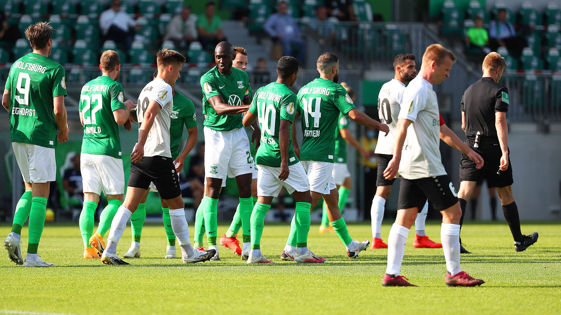 Josuha Guilavogui motiviert sein Team des VfL Wolfsburg.