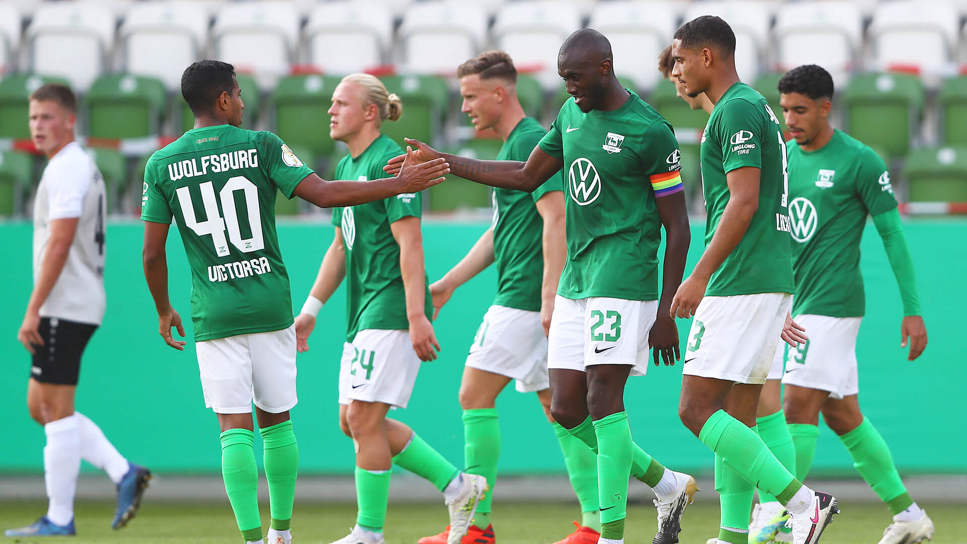 Das Team des VfL Wolfsburg jubelt nach einem Treffer von Guilavogui.