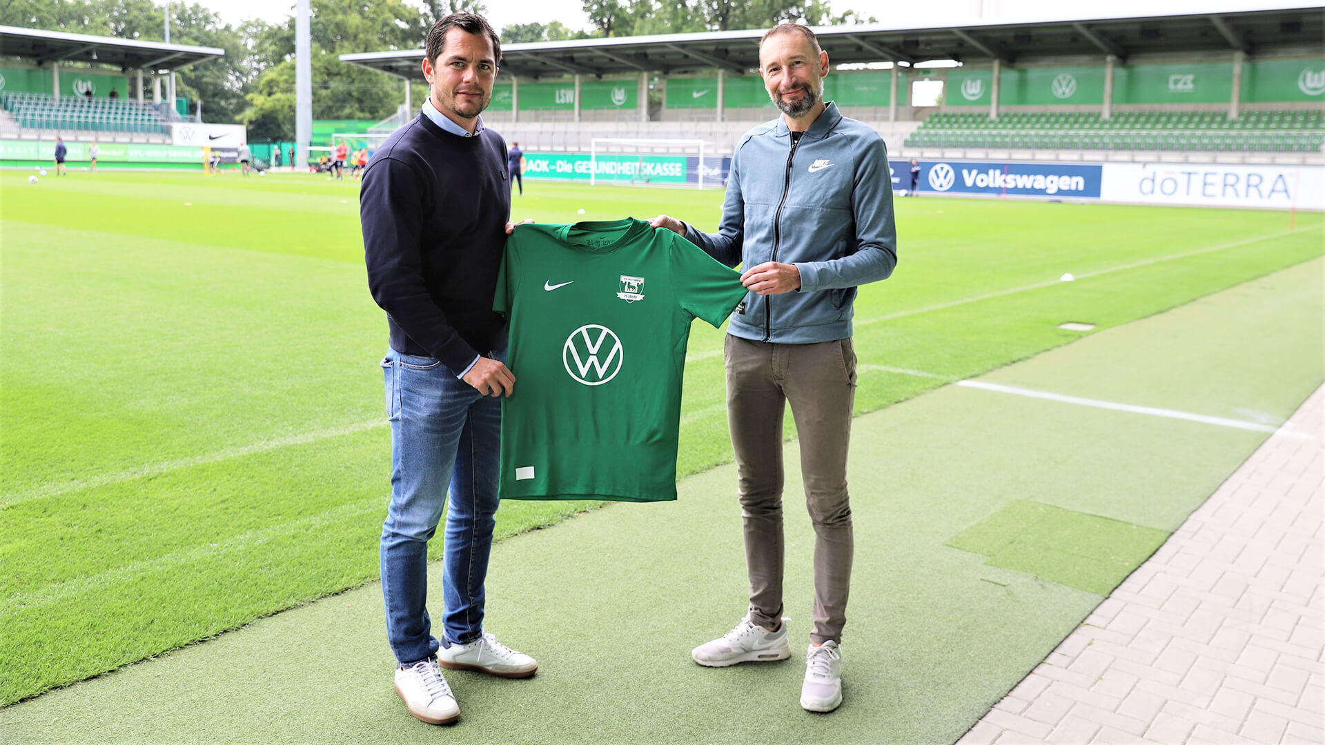 Marcel Schäfer Vom Bundesligisten VfL Wolfsburg und Stephan Ehlers vom Gesamtverein VfL Wolfsburg halten das Jubiläumstrikot zum 75-jährigen Bestehen in den Händen und präsentieren dieses den Medienvertretern.