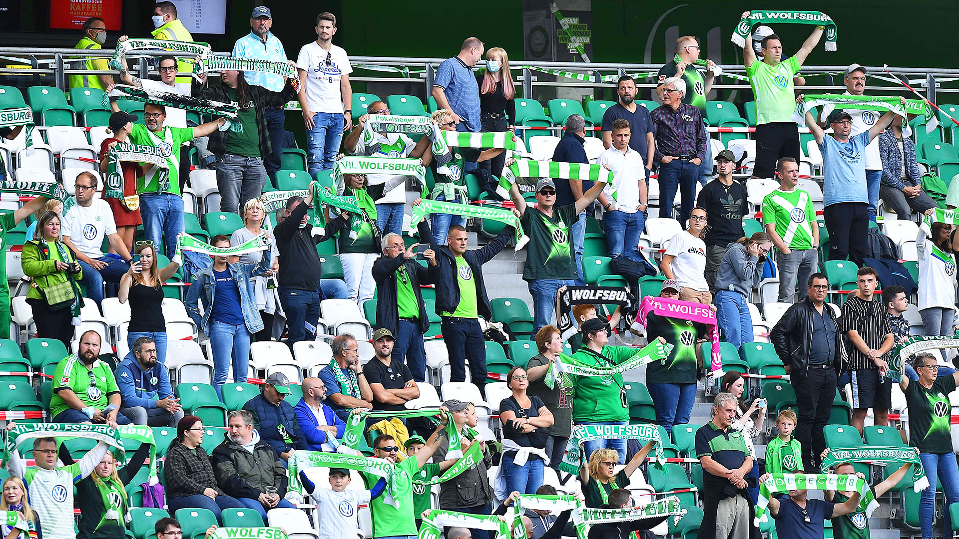 Fans des VfL Wolfsburg beim ersten Spiel nach der Corona-Pause.