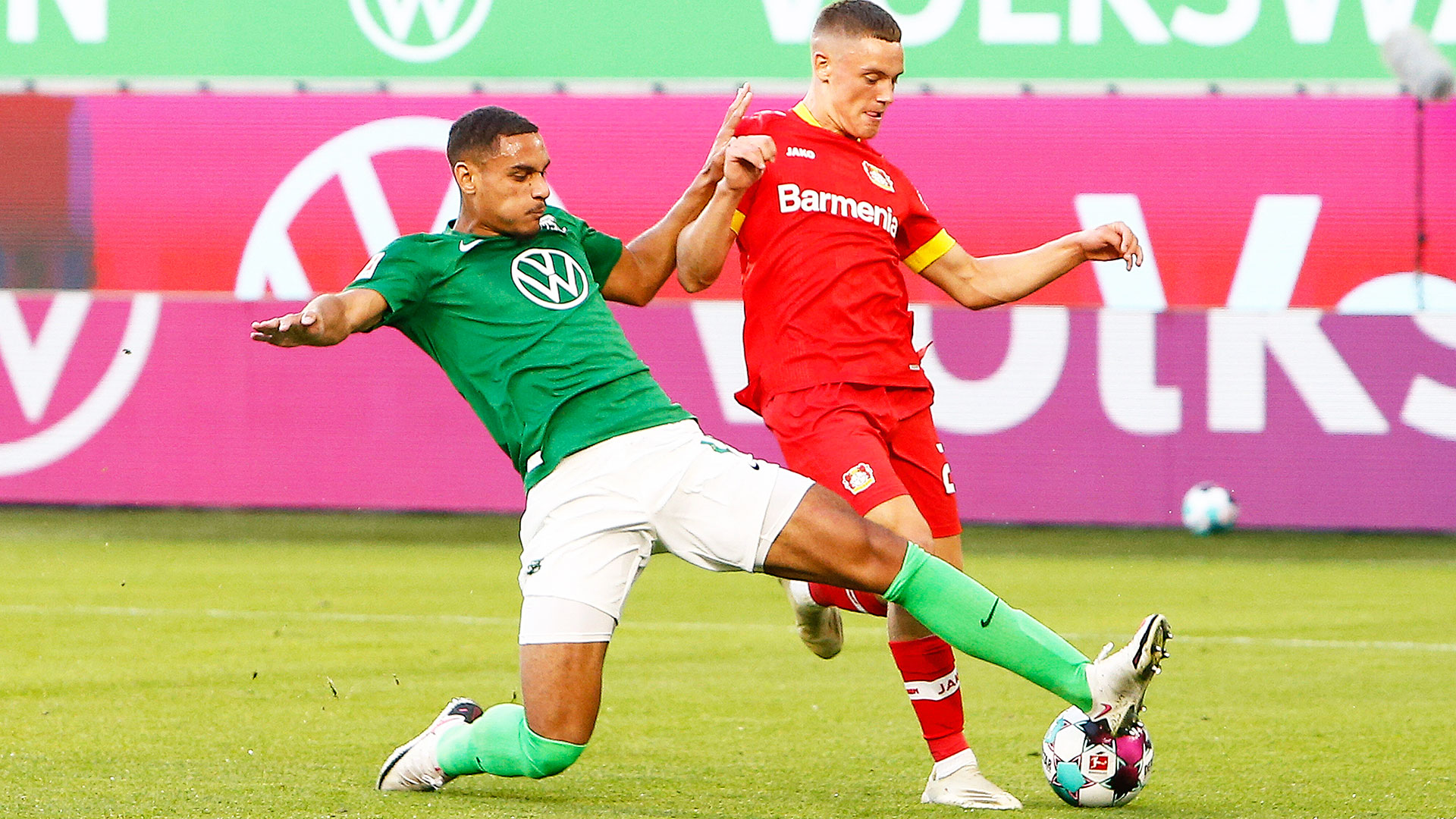 Lacroix verteidigt den Ball | VfL Wolfsburg.