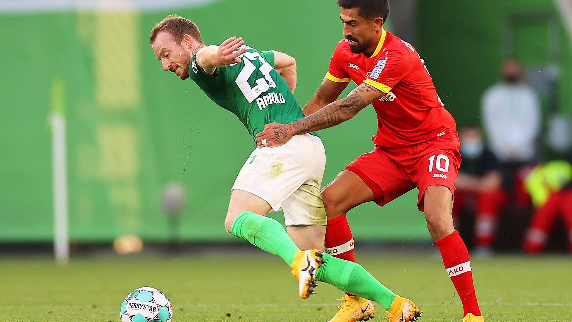 MAximilian Arnold wird vom Gegenspieler gehalten | VfL Wolfsburg.