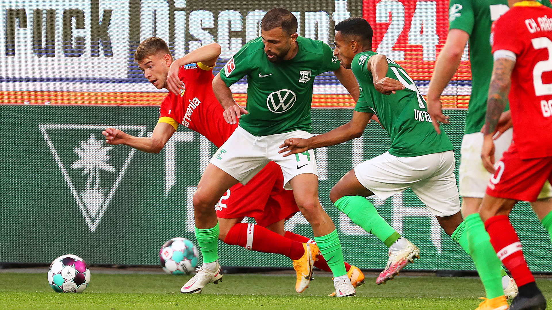 Mehmedi und Victor kämpfen um den Ball | VfL Wolfsburg.