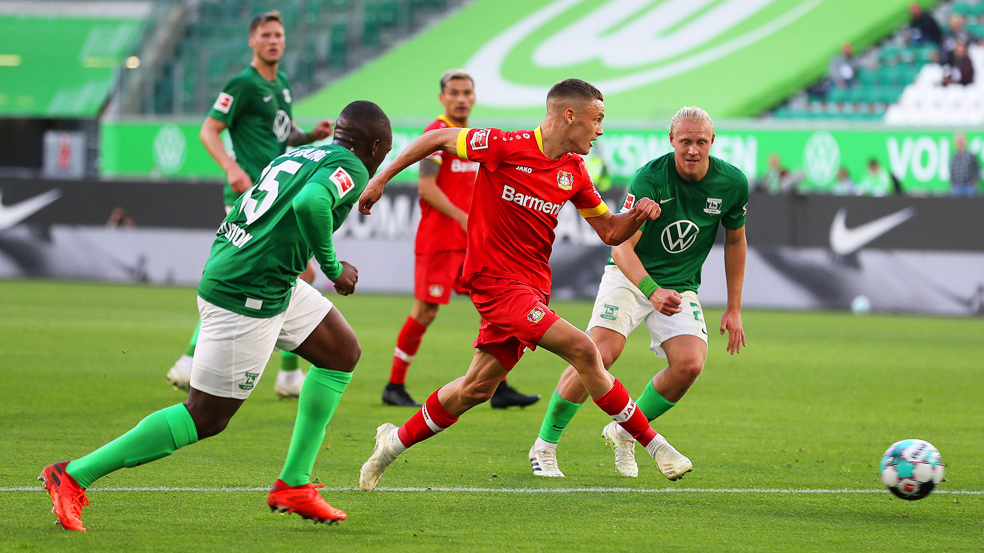 Roussillion und Schlager verteidigen den Ball | VfL Wolfsburg.