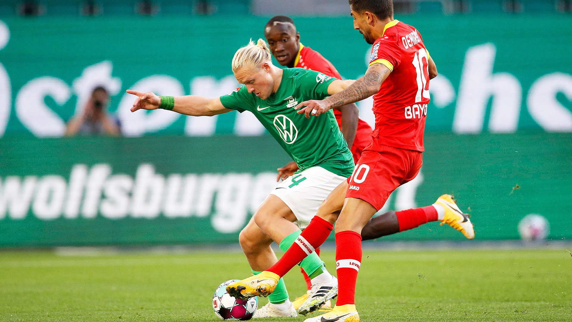 Xaver Schlager verteidigt den Ball | VfL Wolfsburg.