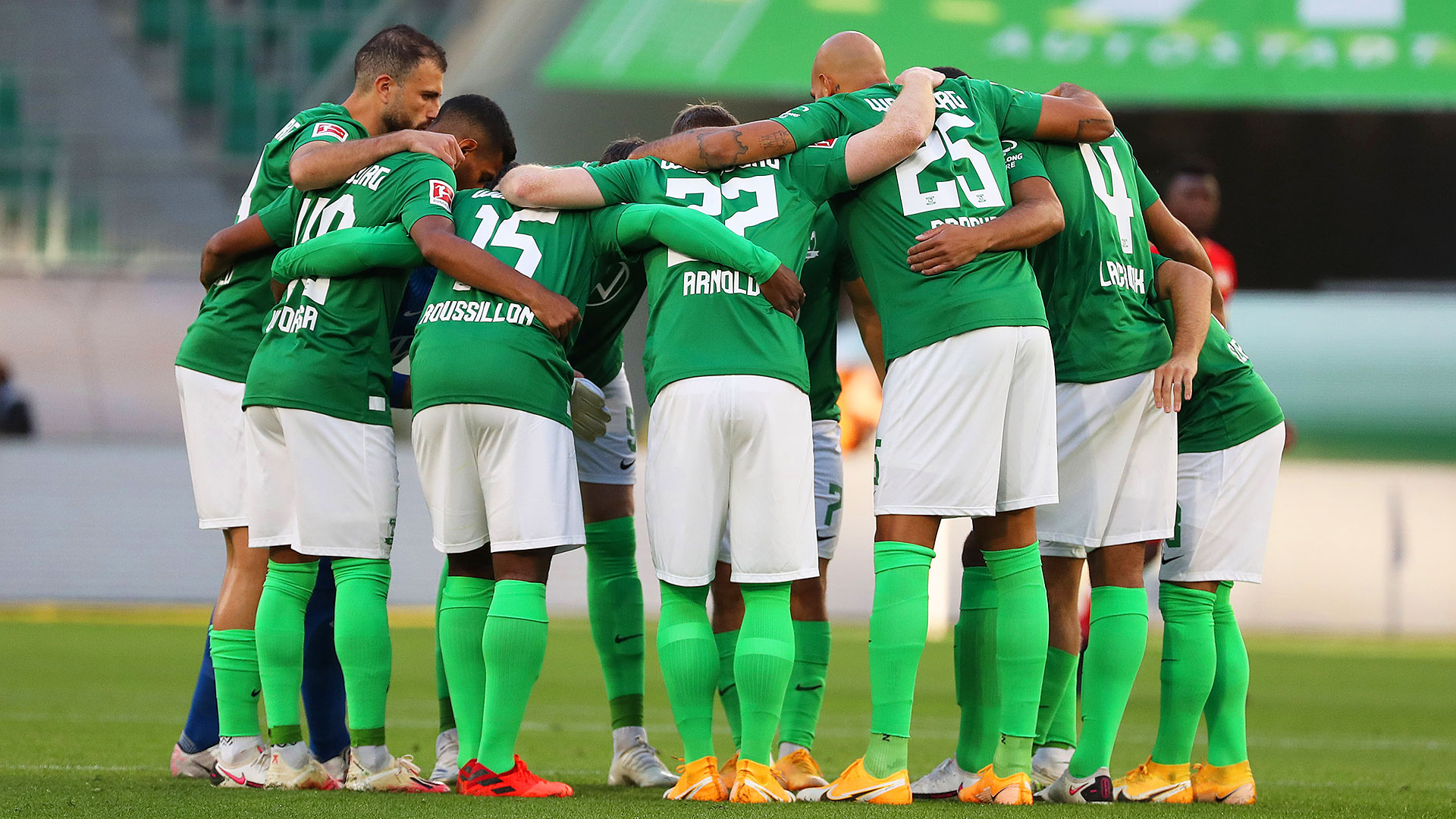 Das TEam des VfL Wolfsburg steht vor dem Spiel gegen Bayer Leverkusen im Kreis zusammen.