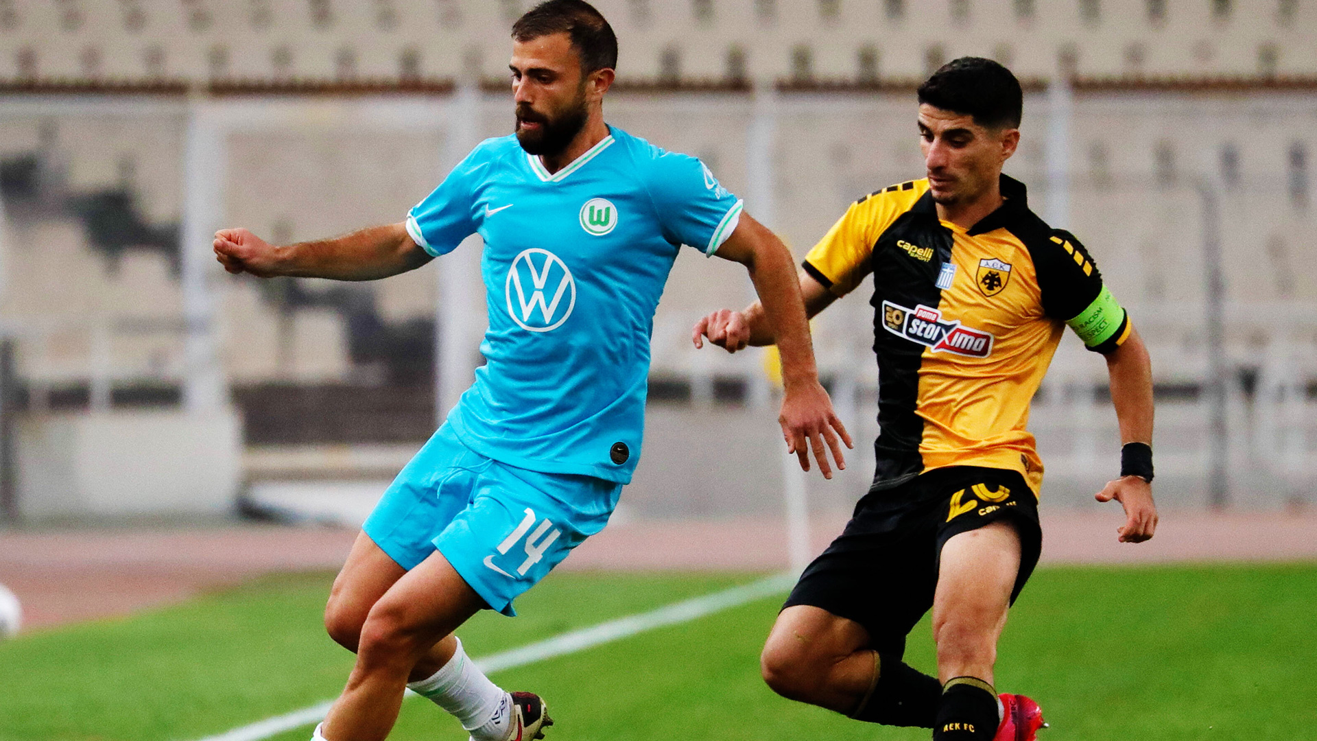 Admir Mehmedi im Zweikampf gegen einen Spieler von AEK Athen.